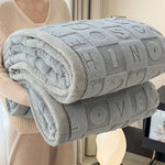 Warmes Fleece Winterdecke mit doppelseitigem Herz- und Buchstabendesign