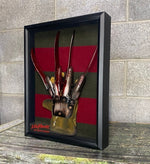 Schauerlicher Freddy Krueger Handschuh und Pullover in Schattenbox