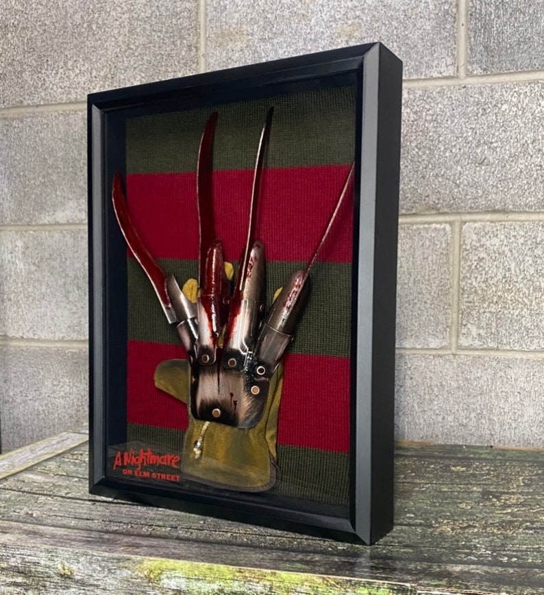 Schauerlicher Freddy Krueger Handschuh und Pullover in Schattenbox