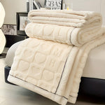 Warmes Fleece Winterdecke mit doppelseitigem Herz- und Buchstabendesign