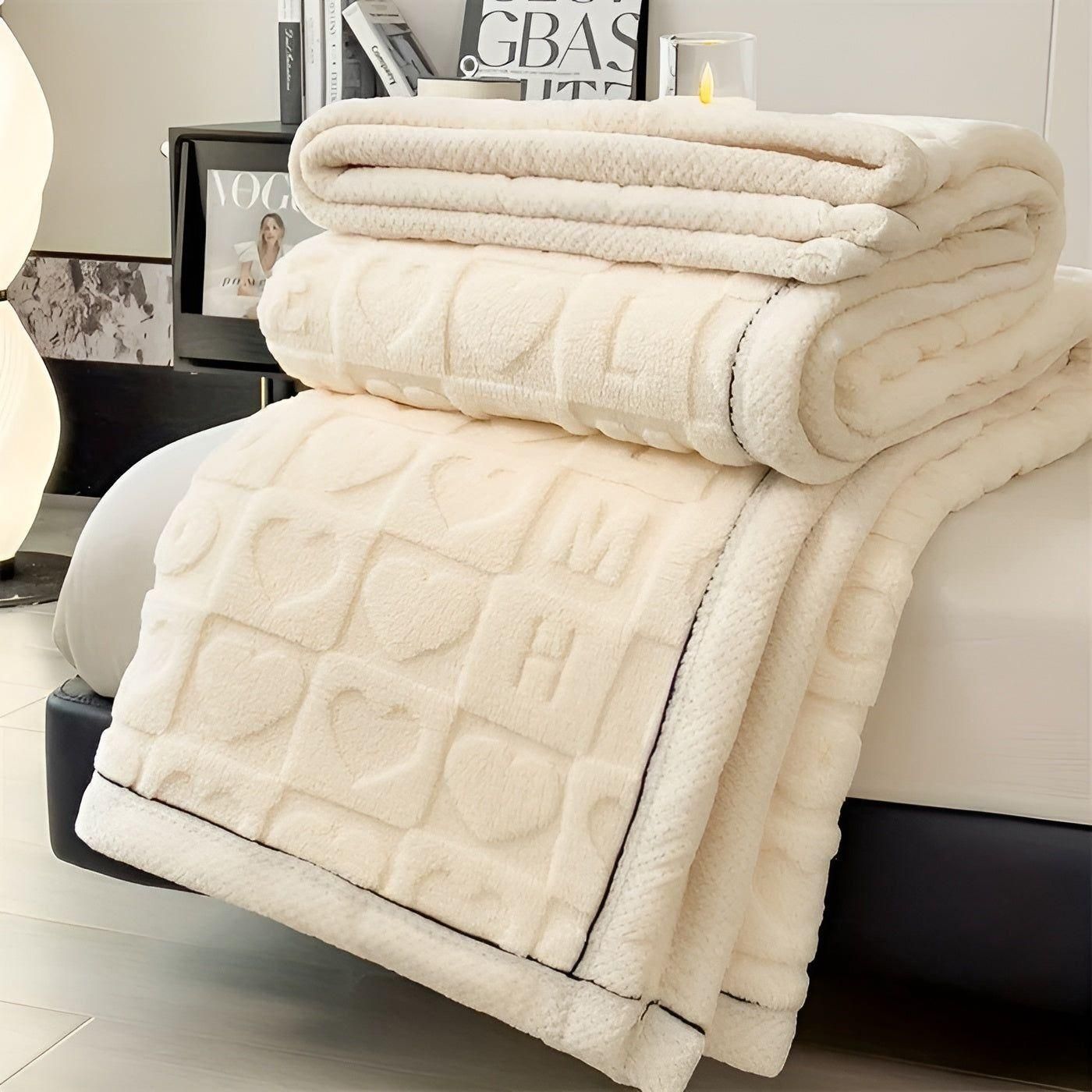 Warmes Fleece Winterdecke mit doppelseitigem Herz- und Buchstabendesign