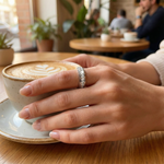 Eleganter Rotationsring mit Zirkonia-Steinen