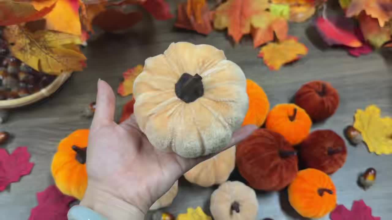Herbstdekorationsset mit 12 künstlichen Kürbissen in Samtoptik