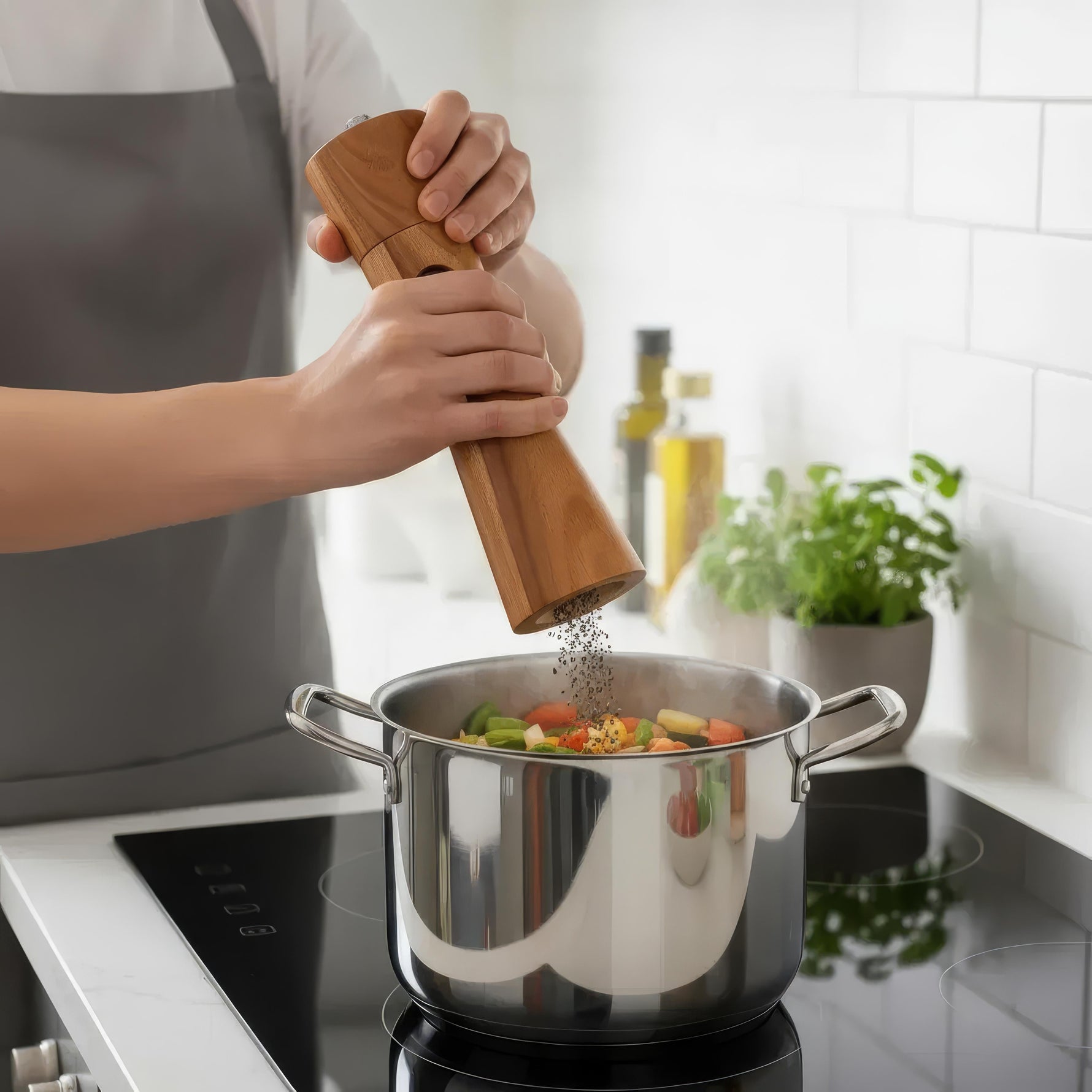 Stylish Spice Grinders for Precise Seasoning in Your Kitchen
