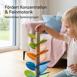Holzturm mit Regenbogen-Murmeln im Montessori-Stil