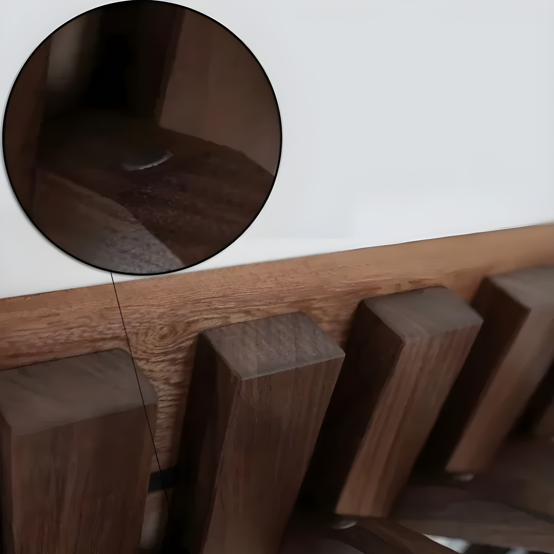 Eleganter Massivholz-Kleiderschrank im skandinavischen Stil