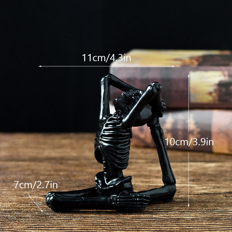 Vintage Halloween Figurine – Dekoratives Kunstwerk in Schwarz oder Weiß
