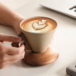 Kaffeegenuss in Stil: Handgefertigte Keramiktasse 250ml mit Holzgriff