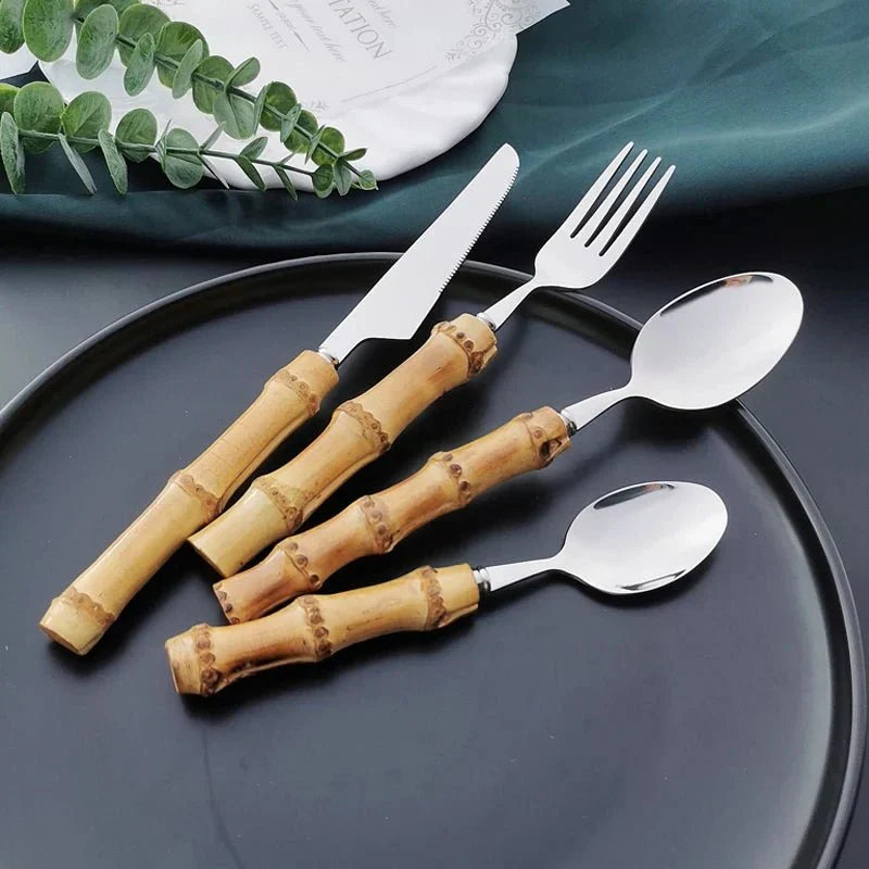 Elegantes Besteckset mit Bambusgriff aus Edelstahl