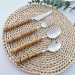 Elegantes Besteckset mit Bambusgriff aus Edelstahl