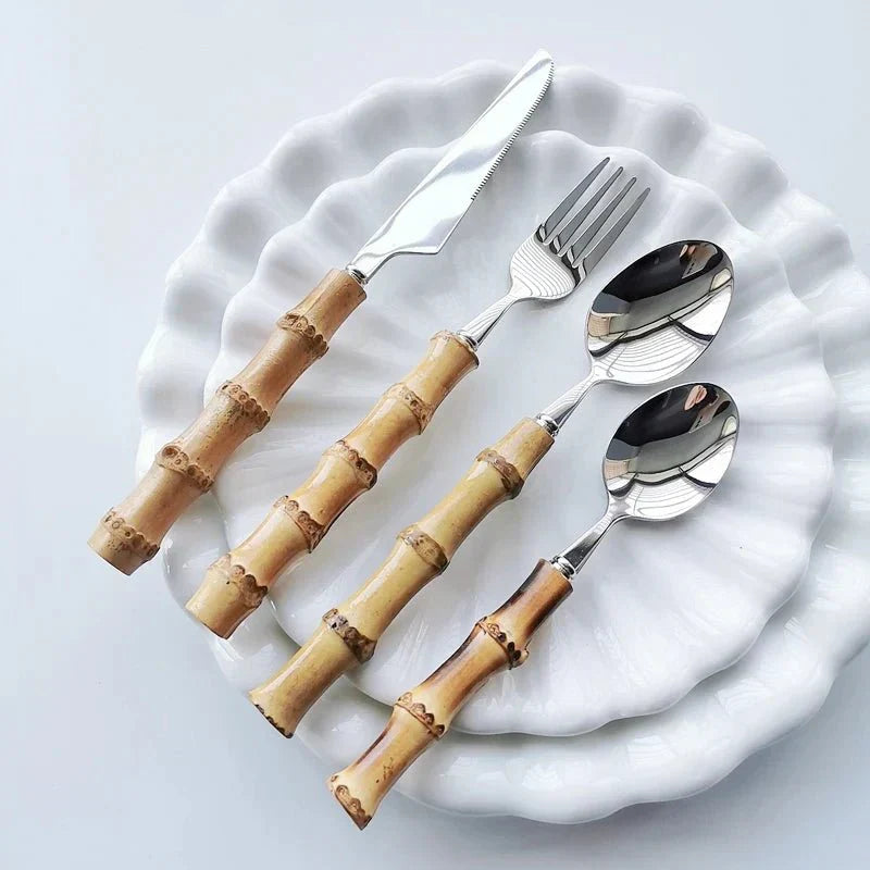 Elegantes Besteckset mit Bambusgriff aus Edelstahl