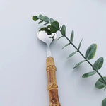 Elegantes Besteckset mit Bambusgriff aus Edelstahl