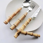 Elegantes Besteckset mit Bambusgriff aus Edelstahl