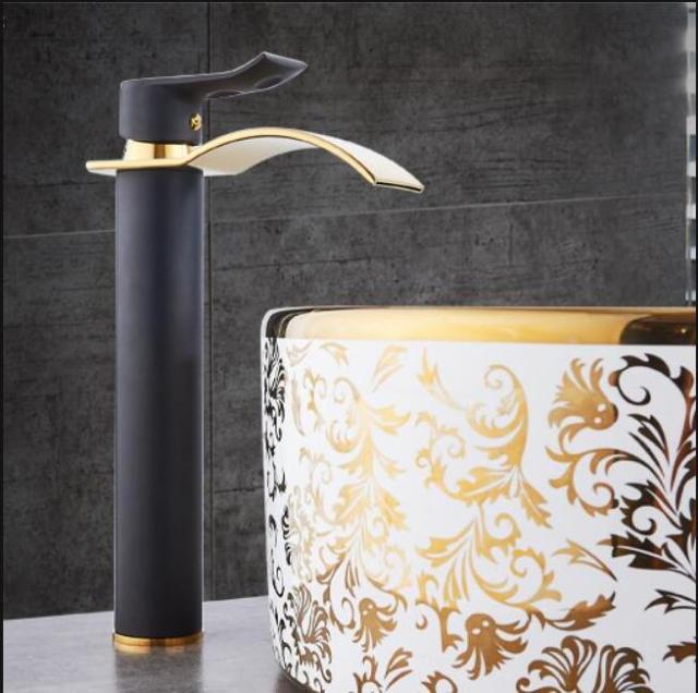 Eleganter Wasserfall-Waschtischarmatur aus Messing