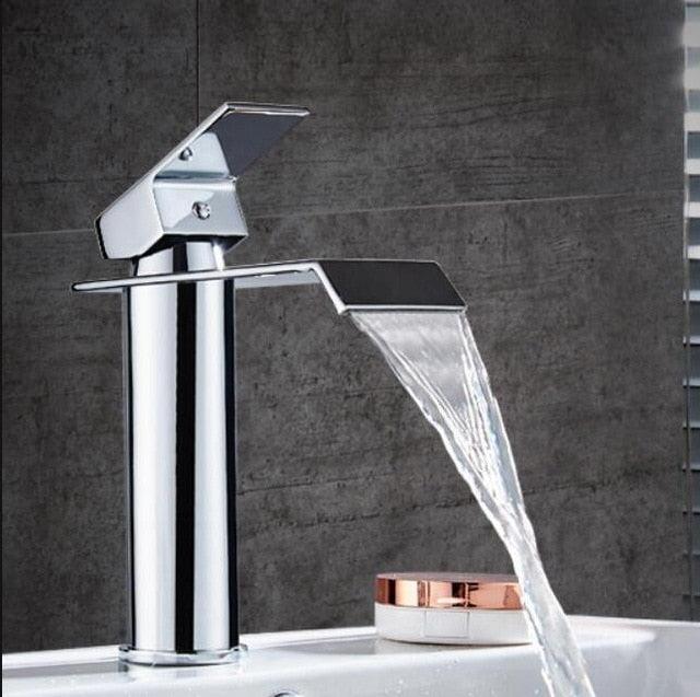 Eleganter Wasserfall-Waschtischarmatur aus Messing