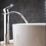 Eleganter Wasserfall-Waschtischarmatur aus Messing