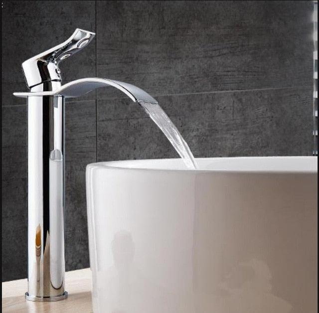 Eleganter Wasserfall-Waschtischarmatur aus Messing