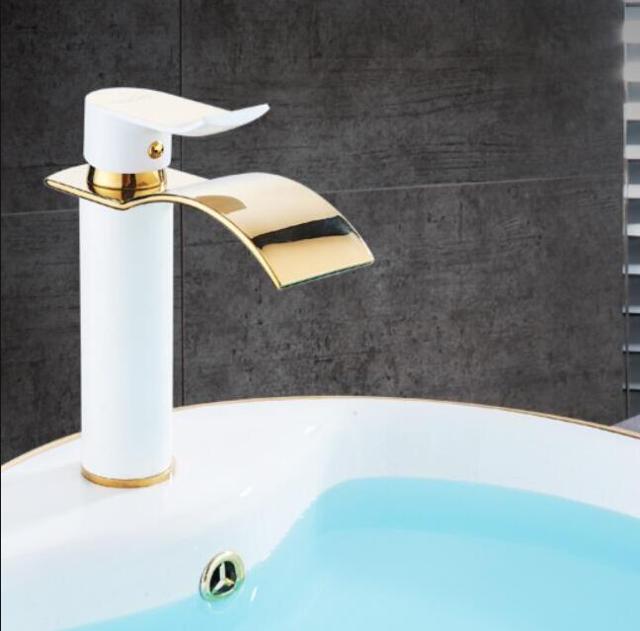 Eleganter Wasserfall-Waschtischarmatur aus Messing
