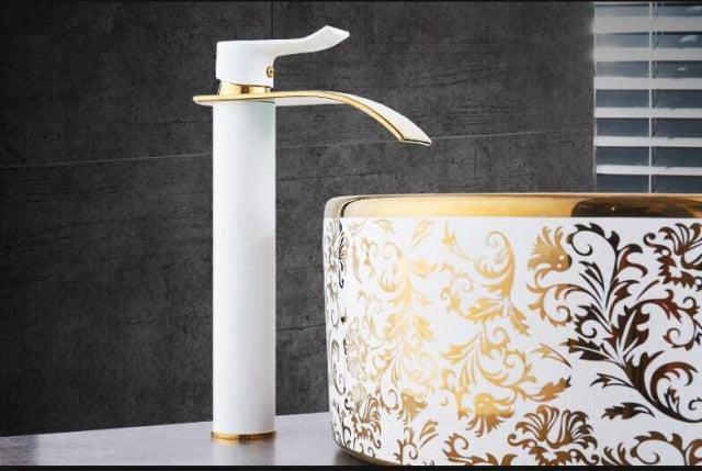 Eleganter Wasserfall-Waschtischarmatur aus Messing