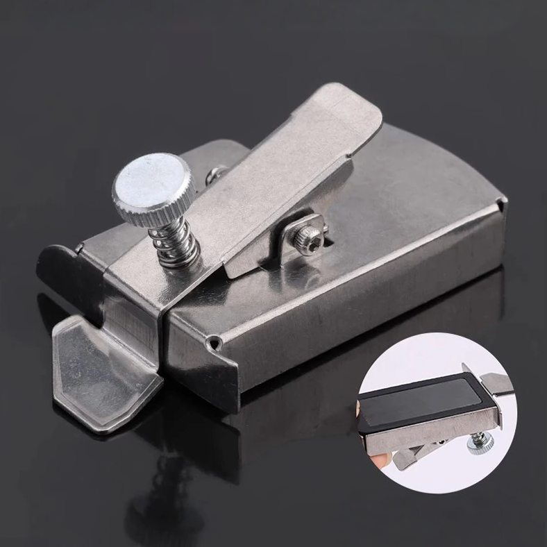 Magnetic seam guide for precise and clean seams