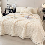 Warmes Fleece Winterdecke mit doppelseitigem Herz- und Buchstabendesign