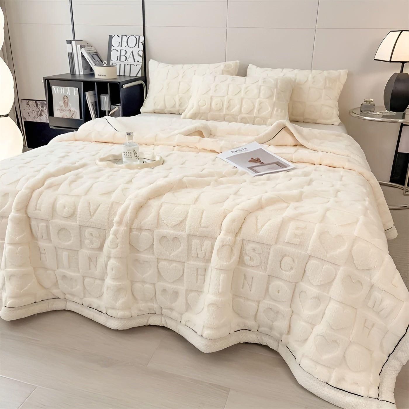 Warmes Fleece Winterdecke mit doppelseitigem Herz- und Buchstabendesign