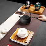 Schwarzer Gusseisen Teekessel mit Infuser zum Wasserkochen