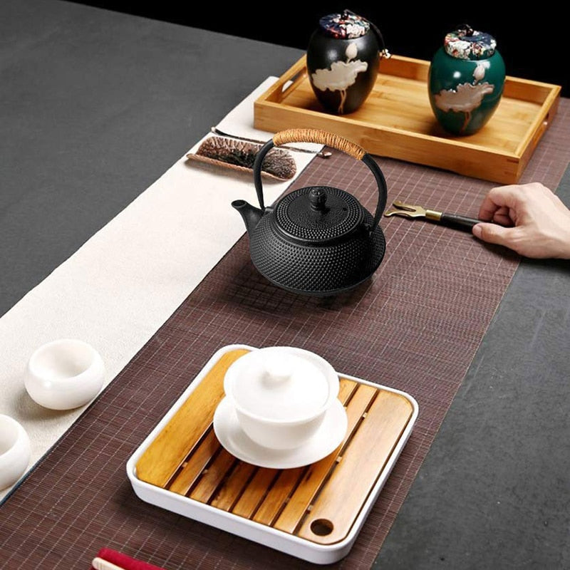 Schwarzer Gusseisen Teekessel mit Infuser zum Wasserkochen