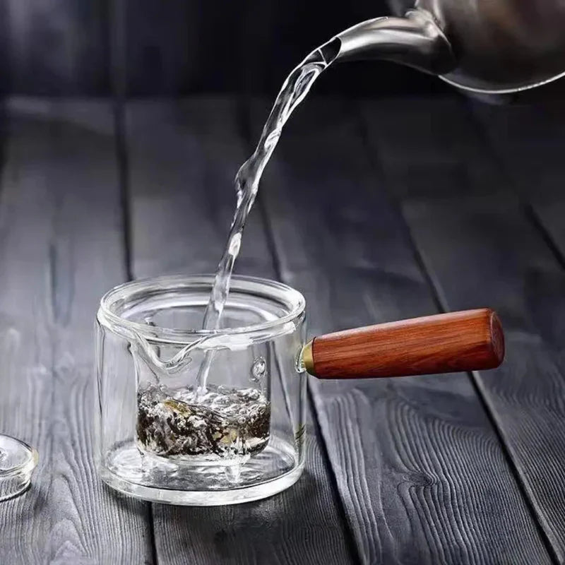 Eleganter Teekessel aus hitzebeständigem Glas mit Holzgriff