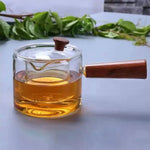 Eleganter Teekessel aus hitzebeständigem Glas mit Holzgriff