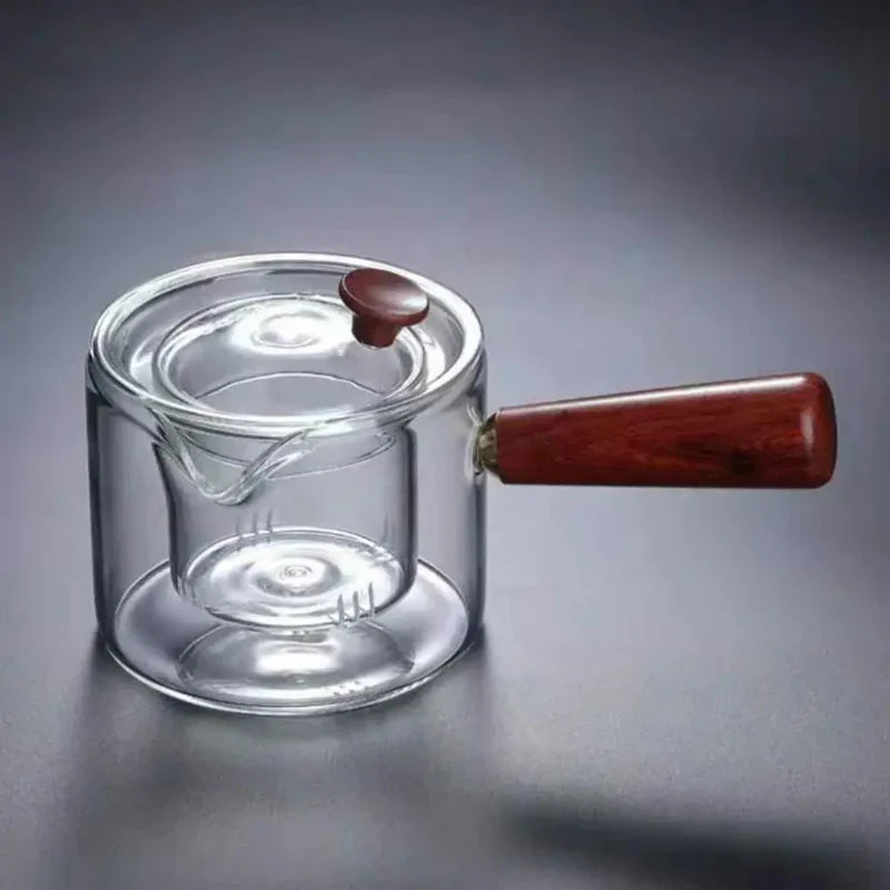 Eleganter Teekessel aus hitzebeständigem Glas mit Holzgriff