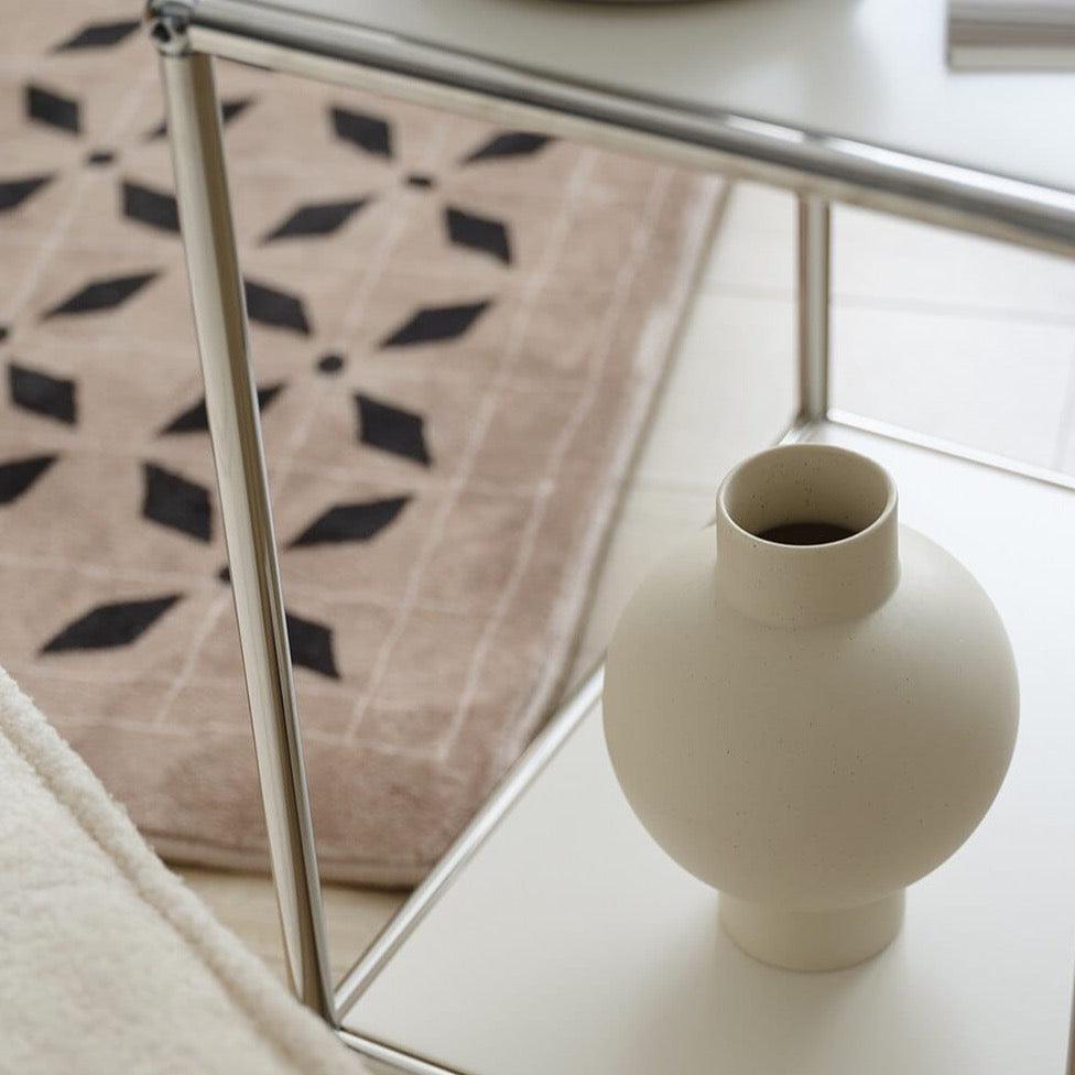 Elegantes, minimalistisches Design mit geschwungener, glatter Silhouette