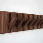 Eleganter Massivholz-Kleiderschrank im skandinavischen Stil