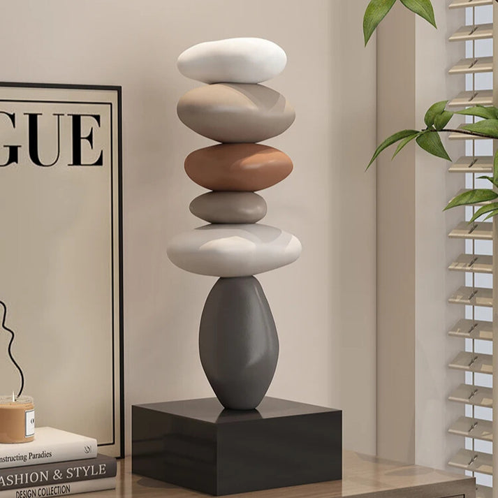 Elegante Steinskulptur mit gestapelten Elementen für Ihr Zuhause