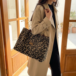 Elegante Leopardentäschchen mit Goldkette
