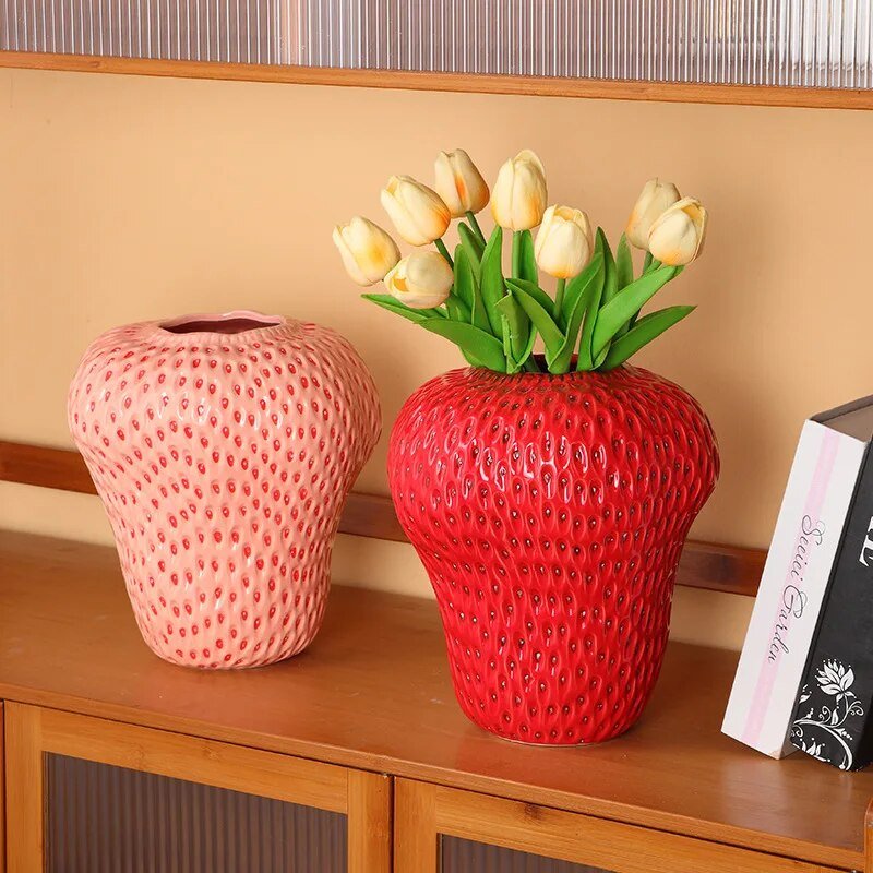 Verspielte Erdbeer-Keramikvase – Charmante Wohnaccessoires