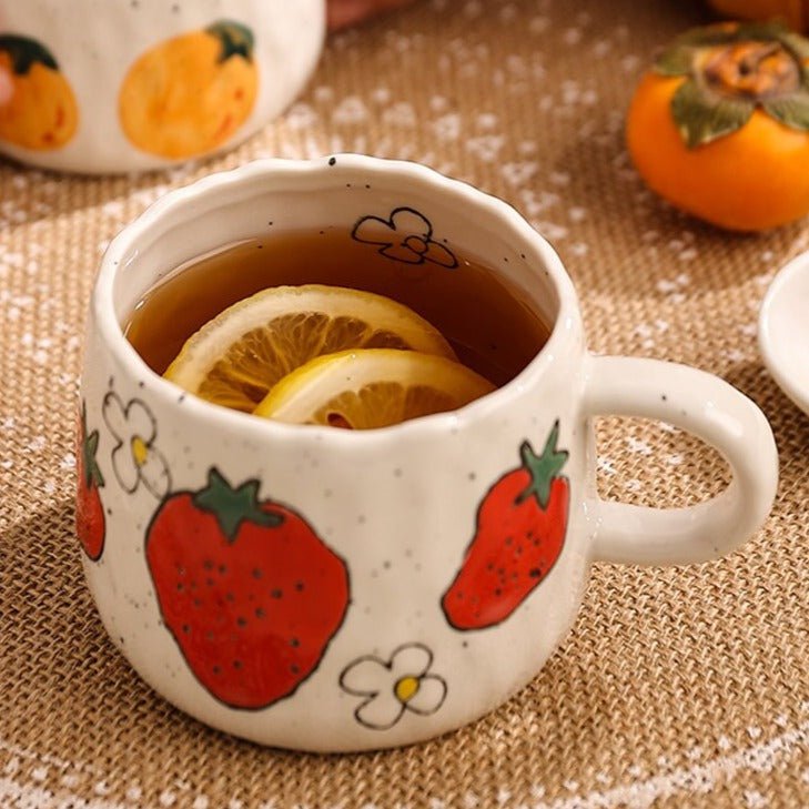 Keramiktasse mit verspieltem Obstdesign