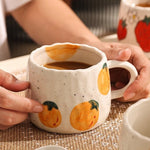 Keramiktasse mit verspieltem Obstdesign