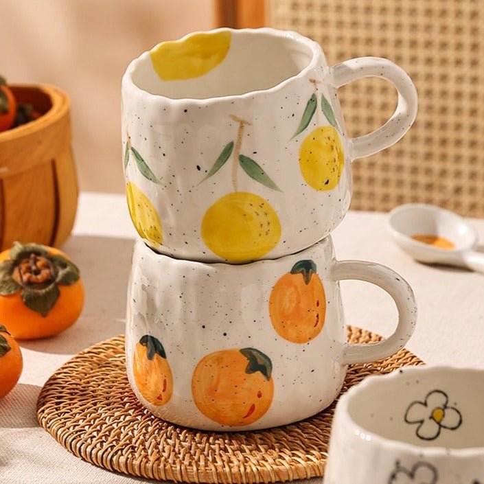 Keramiktasse mit verspieltem Obstdesign