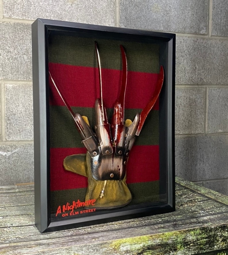Schauerlicher Freddy Krueger Handschuh und Pullover in Schattenbox
