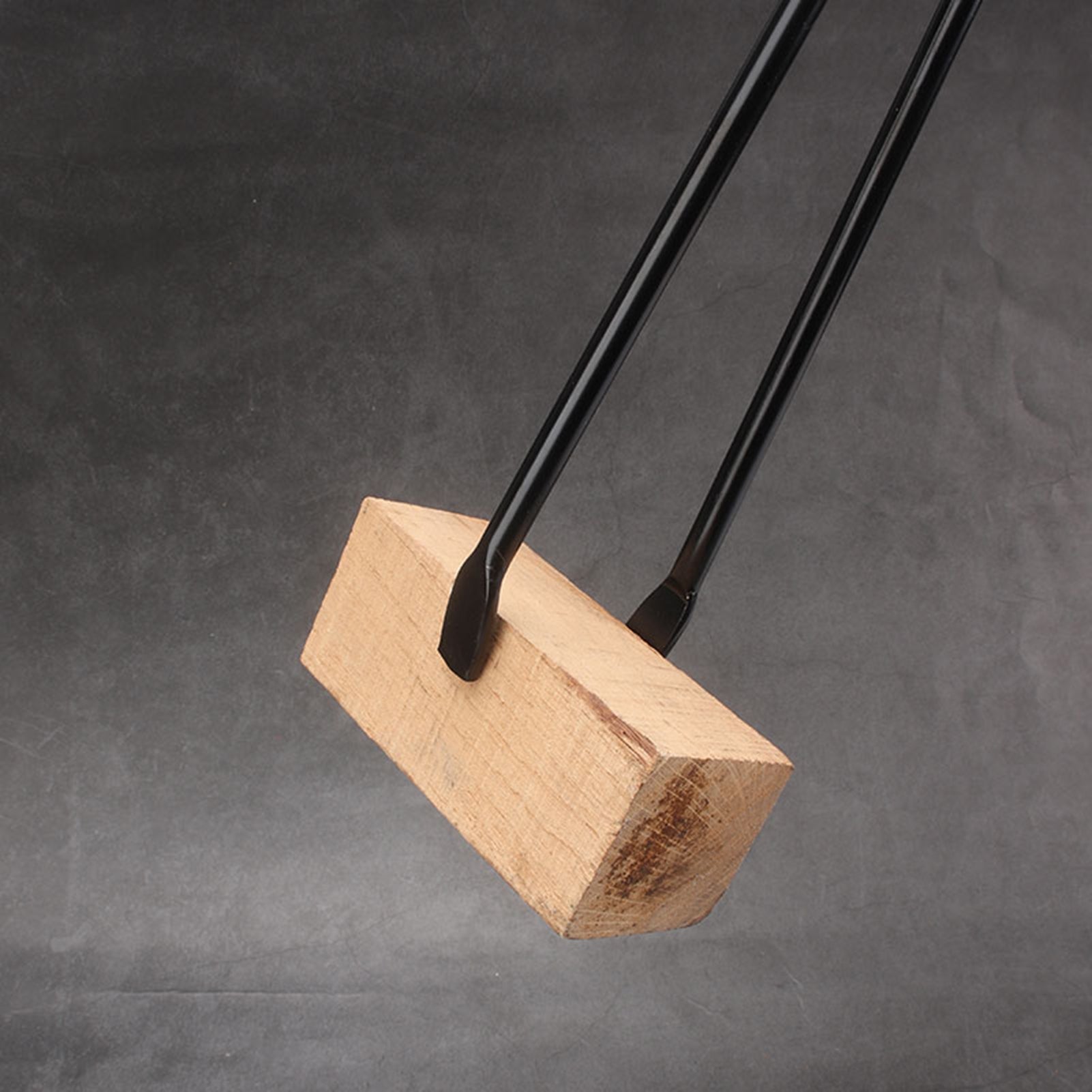 Robuste BBQ Zange für müheloses Grillen und Holzmanagement