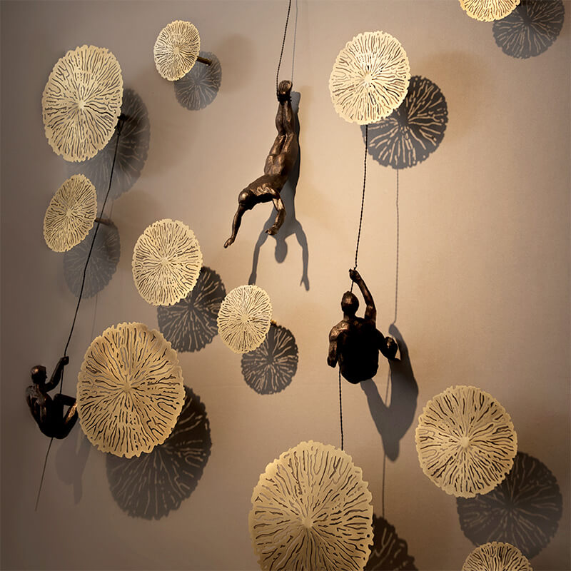 Kletterfiguren Wanddekoration – Inspirierende Wandkunst aus Resin und Eisen