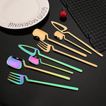 Buntes Besteckset mit Messer, Gabel, Teelöffel für den Esstisch