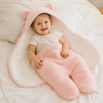 Schlafanzug und Decke für Babys mit Bärenmotiv