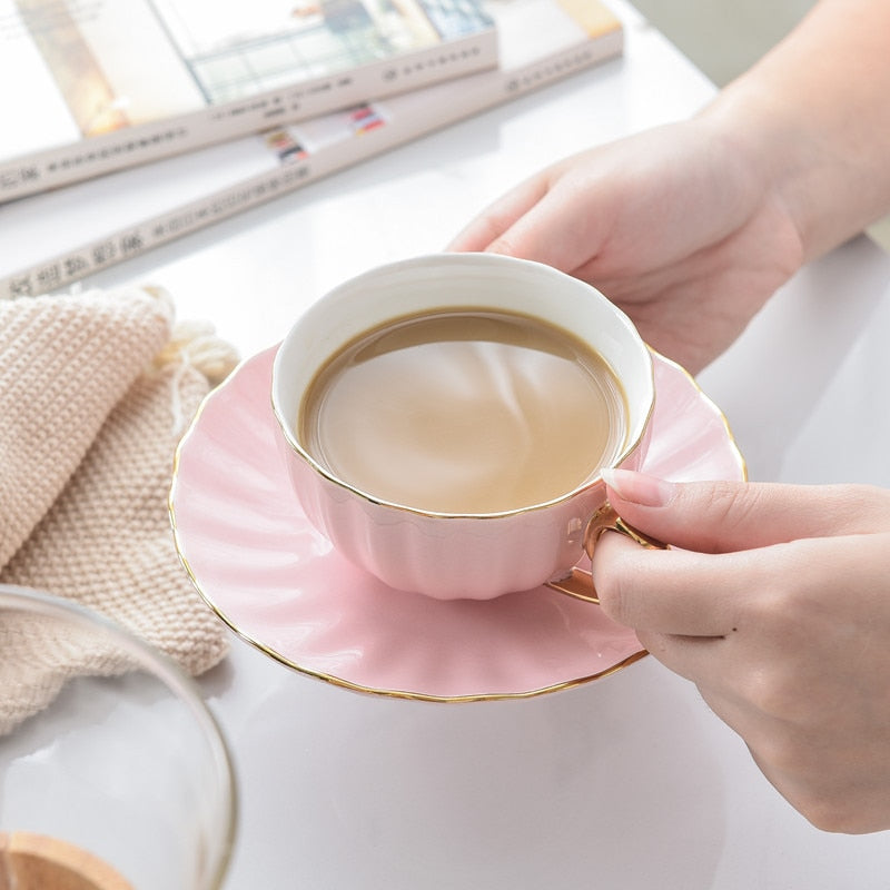 Kreative Tasse mit Untertasse aus Porzellan – Niedliches Design