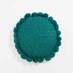 Runder Kuschelkissen mit Pompom und Quaste aus Acrylstrick