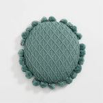 Runder Kuschelkissen mit Pompom und Quaste aus Acrylstrick