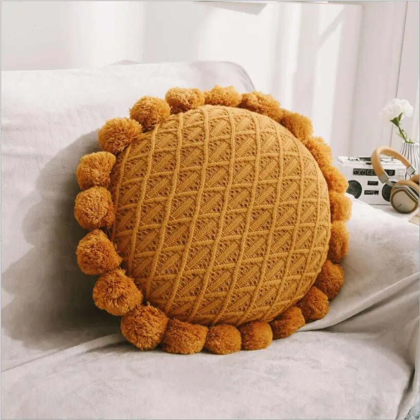 Runder Kuschelkissen mit Pompom und Quaste aus Acrylstrick
