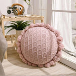 Runder Kuschelkissen mit Pompom und Quaste aus Acrylstrick