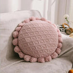 Runder Kuschelkissen mit Pompom und Quaste aus Acrylstrick